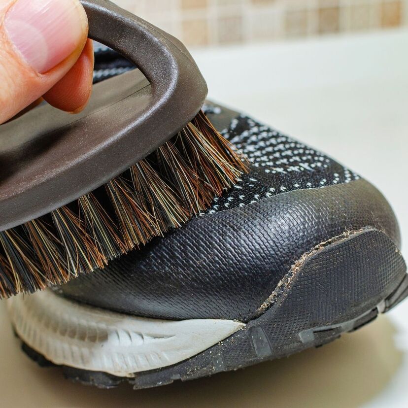 Como limpar tênis: branco, camurça, couro, solado e muito mais!