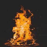 Como fazer fogueira: conheça os tipos de fogueira, dicas e muito mais!