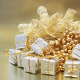 Cores que combinam com dourado: em festa, decoração e mais!