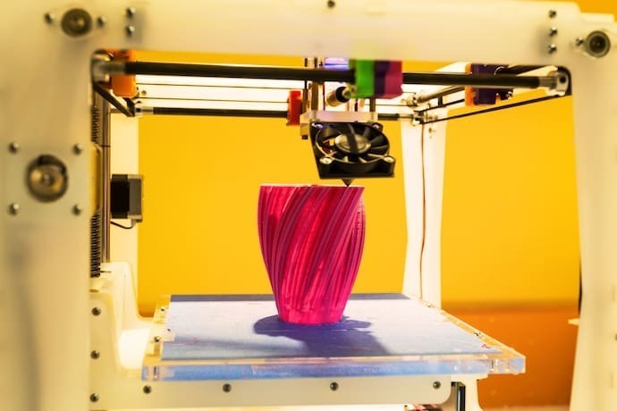 Objeto sendo criado por uma impressora 3D