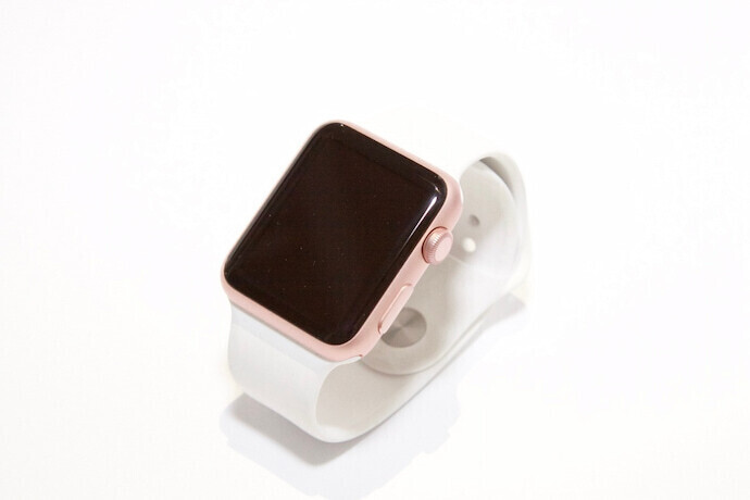 Apple Watch em fundo branco