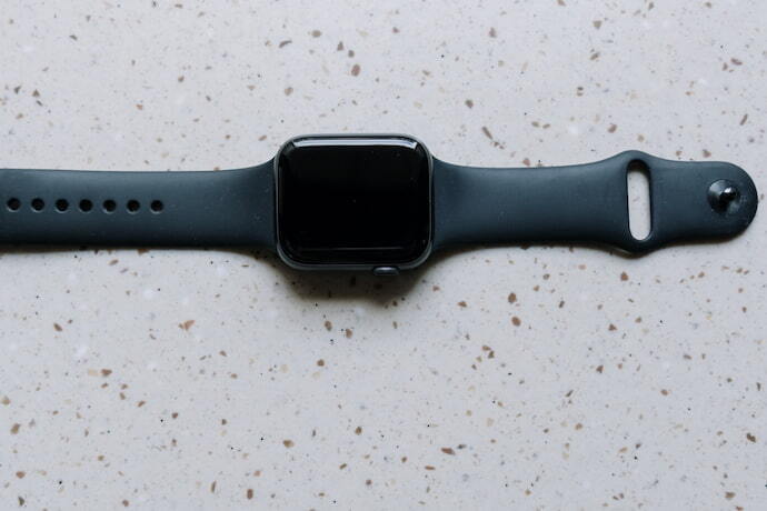 Um Apple Watch com pulseira preta