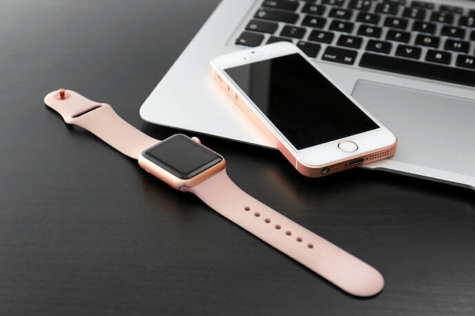 Apple Watch e um iPhone