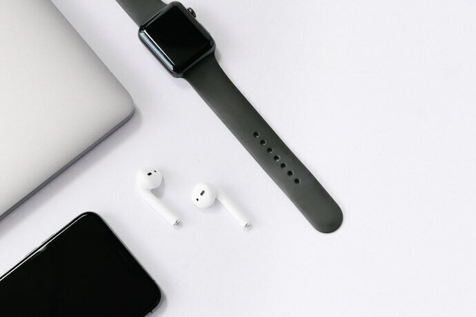 Apple Watch, celular e fone de ouvido