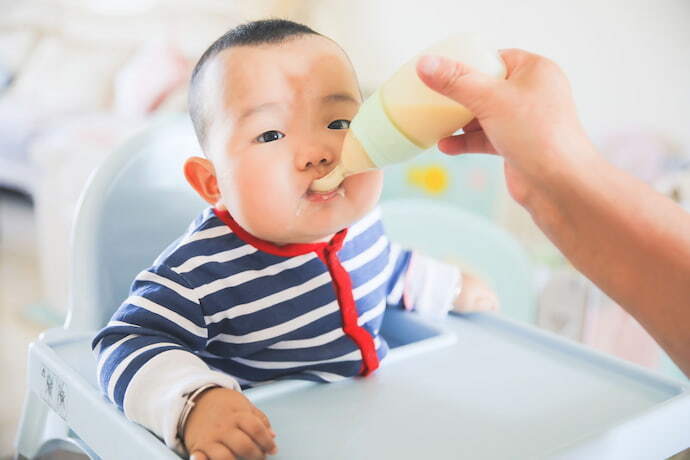 Bebê sendo alimentado por meio de colher dosadora 