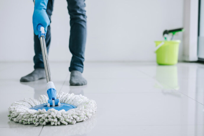Pessoa limpando o chão com mop