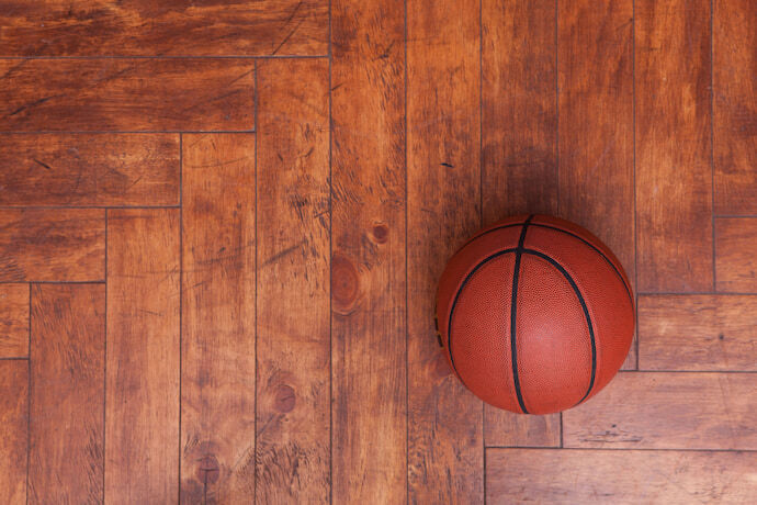 Bola de basquete no chão da quadra