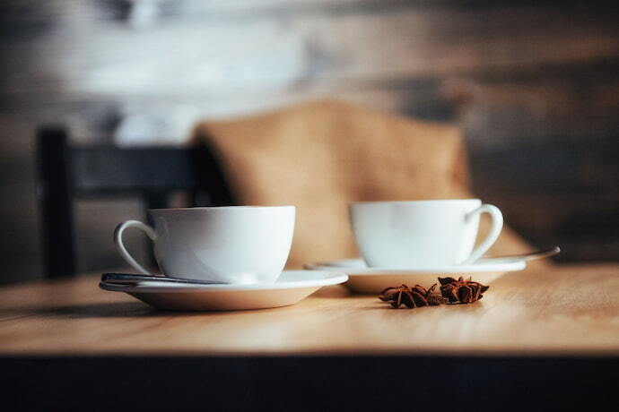 Duas xícaras de café em mesa de madeira