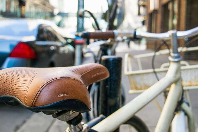 Imagem focada no banco de uma bicicleta 