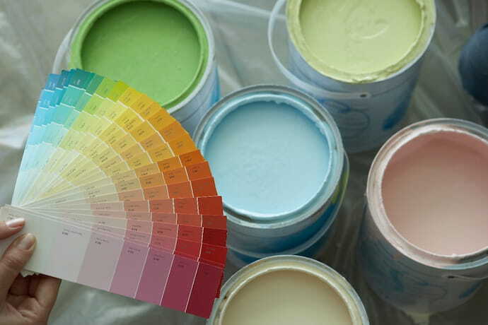 Latas de tintas com cores diferentes 