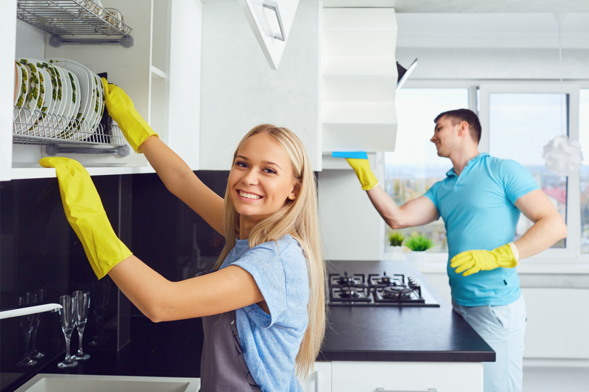 Mulher e homem limpando cozinha