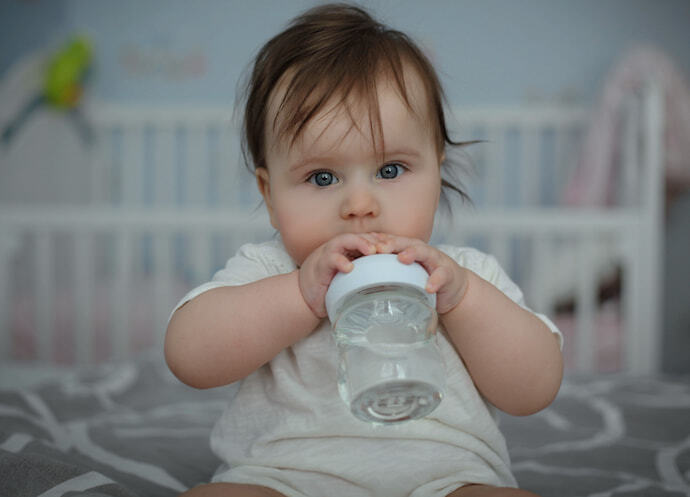 Bebê bebendo água
