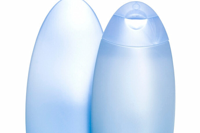 Dois recipientes de shampoo azul