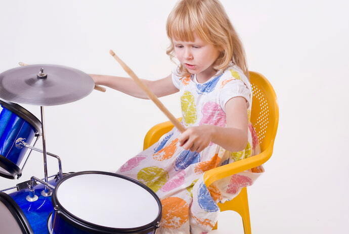 Criança tocando bateria