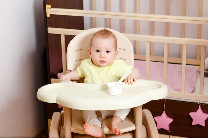 Bebê em cadeira de alimentação 