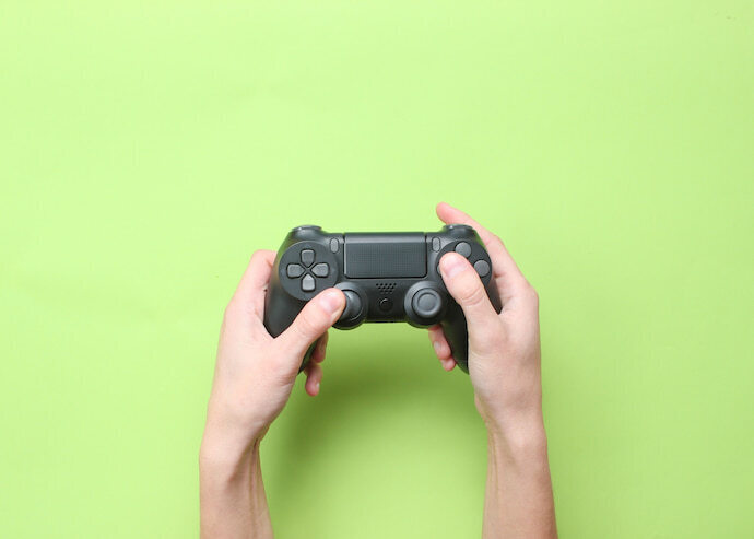 Mãos segurando um controle PS4