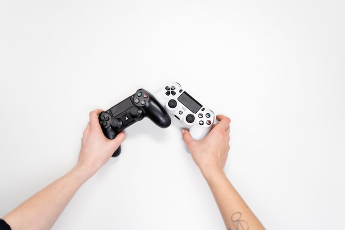 Mãos segurando um controle PS4