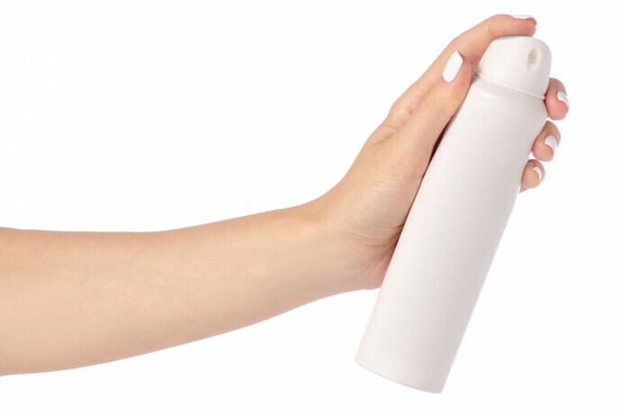 Mão segurando desodorante