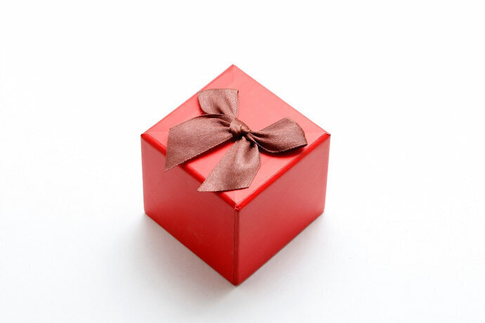 Caixa de presente vermelha e fundo branco