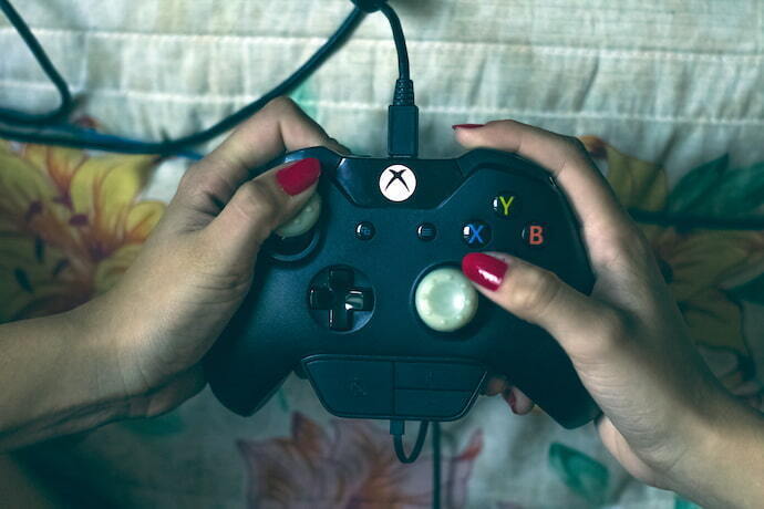 Mulher segurando Controle de Xbox One