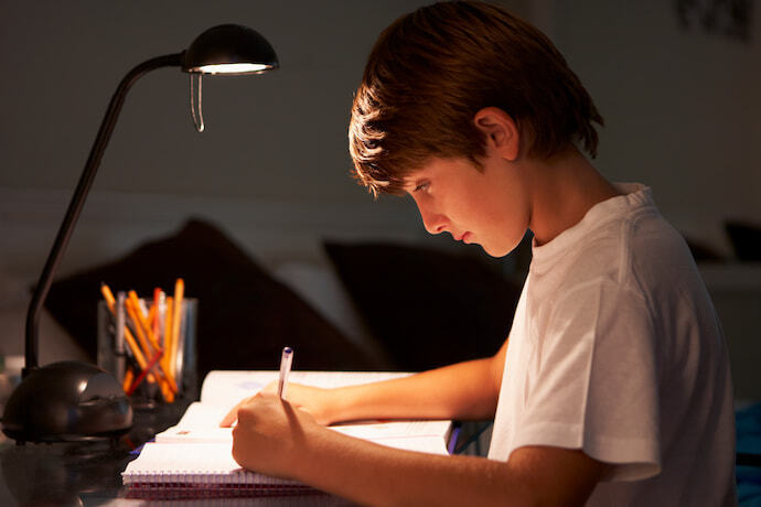 Luminária e menino estudando