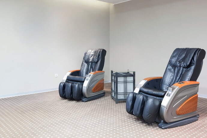 Duas cadeiras de massagem em cômodo vazio 