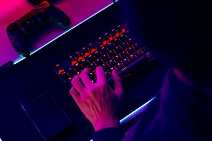 Pessoa utilizando teclado