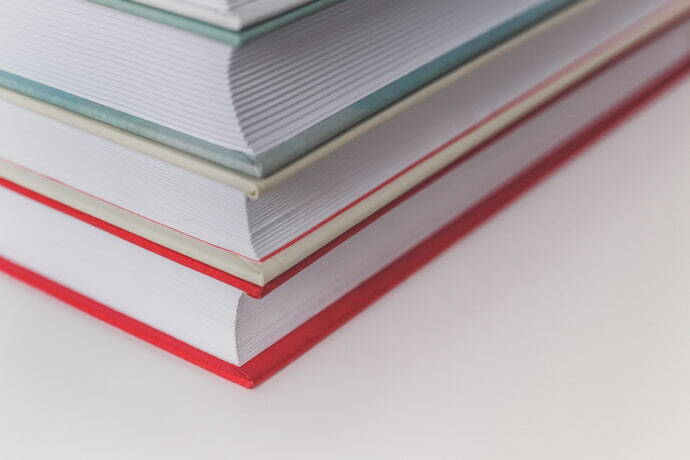 Três livros com capas de cores diferentes
