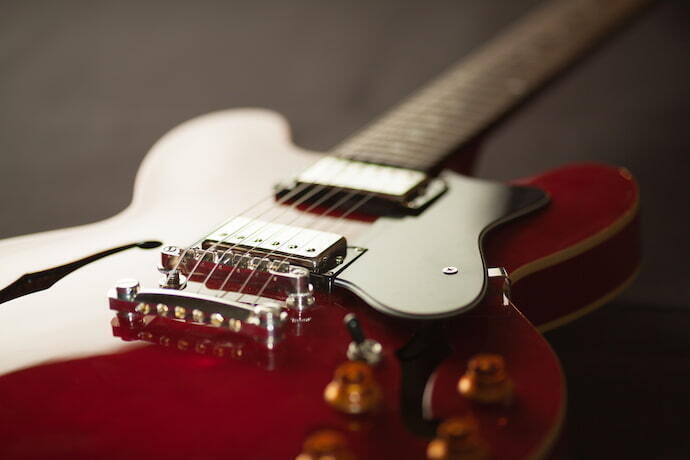 Guitarra elétrica vermelha