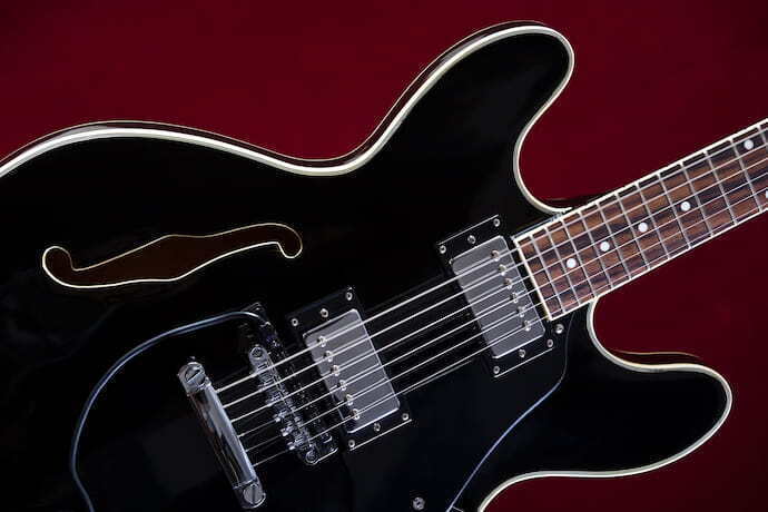 Guitarra semiacústica preta