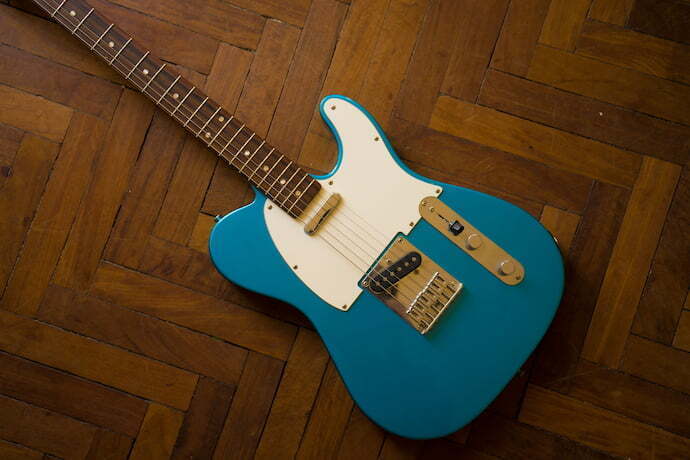 Guitarra telecaster azul e bege