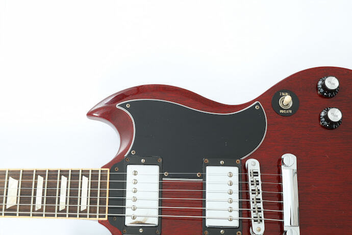 Guitarra SG vermelha e preta