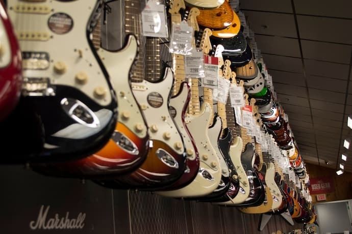 Guitarras enfileiradas em loja de música