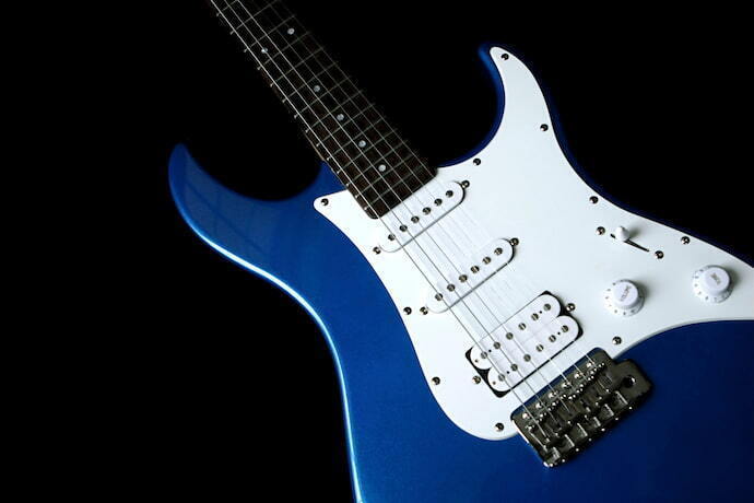 Guitarra elétrica azul e branca