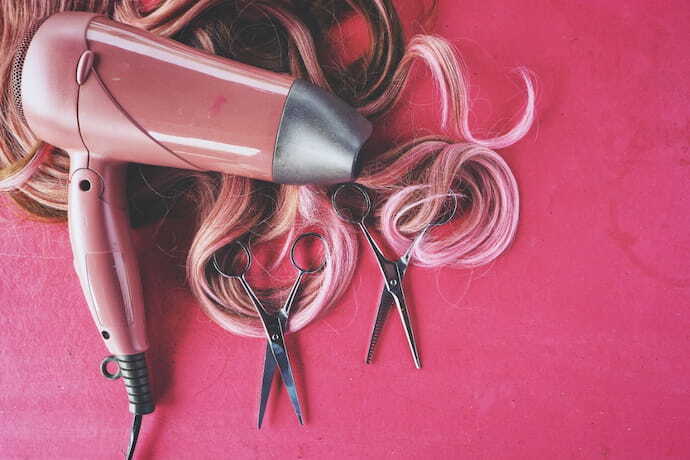Secador de cabelo e peruca com tesouras de corte de cabelo