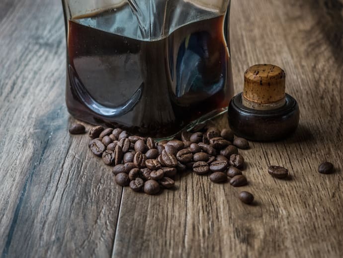 Garrafa de licor de café com grãos de café