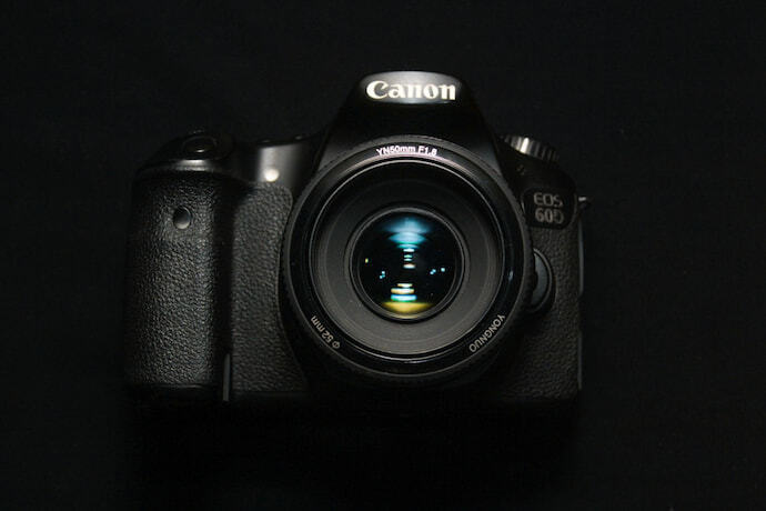 câmeras da Canon em fundo preto