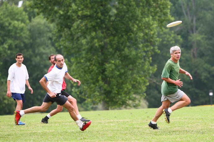 Homens jogando frisbee