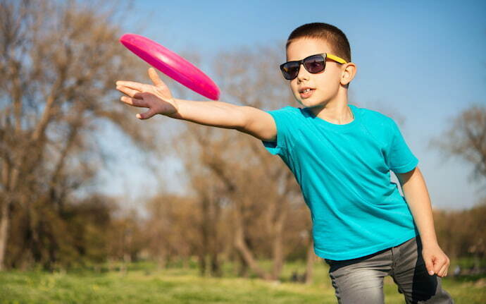 Criança jogando frisbee