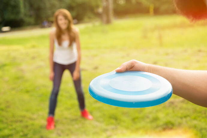 Mão segurando um frisbee