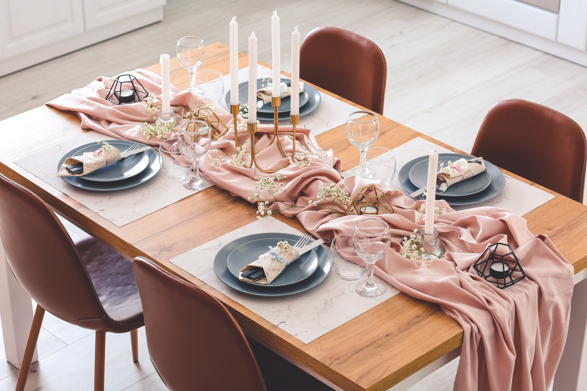 Mesa de jantar com cadeira marrom e lenço rosa