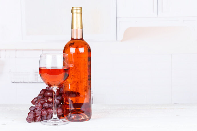 Garrafa e taça de vinho rosé