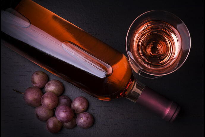 Garrafa e taça de vinho rosé