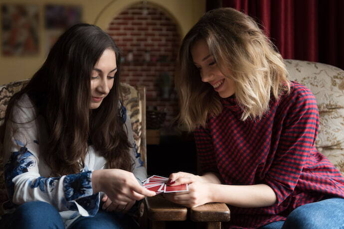 Duas mulheres jogando cartas