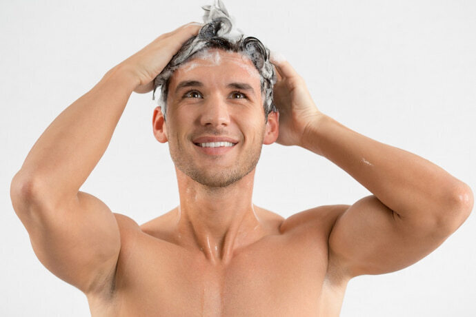 Homem lavando o cabelo