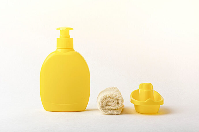 Shampoo em recipiente amarelo