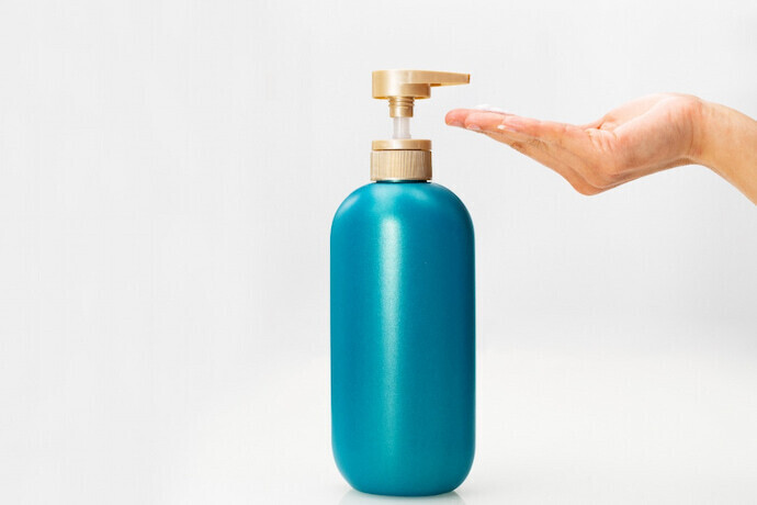 Shampoo em recipiente azul
