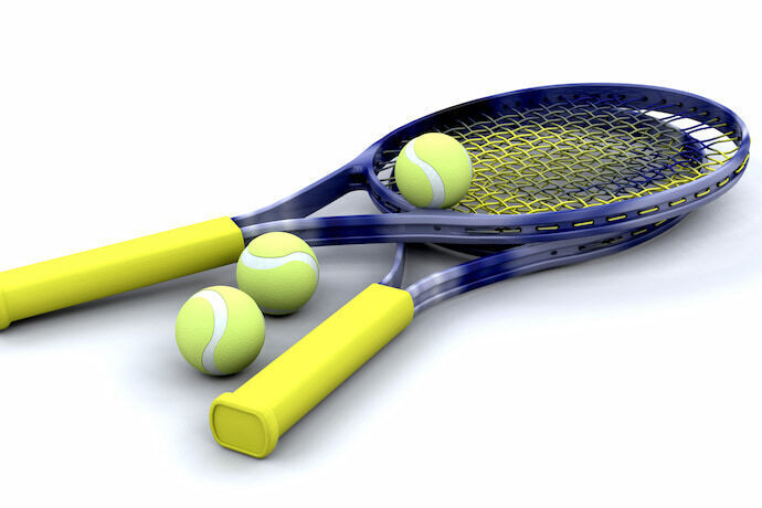 Duas raquetes e bolas de tênis 