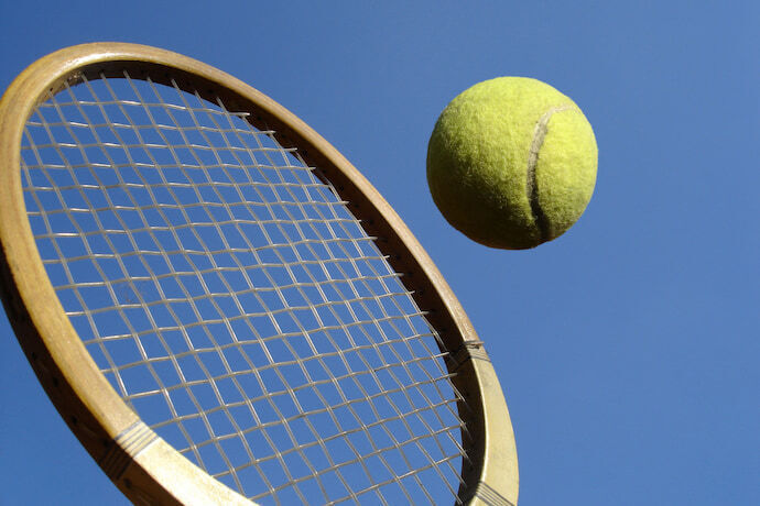Cabeça de raquete de tênis com bola