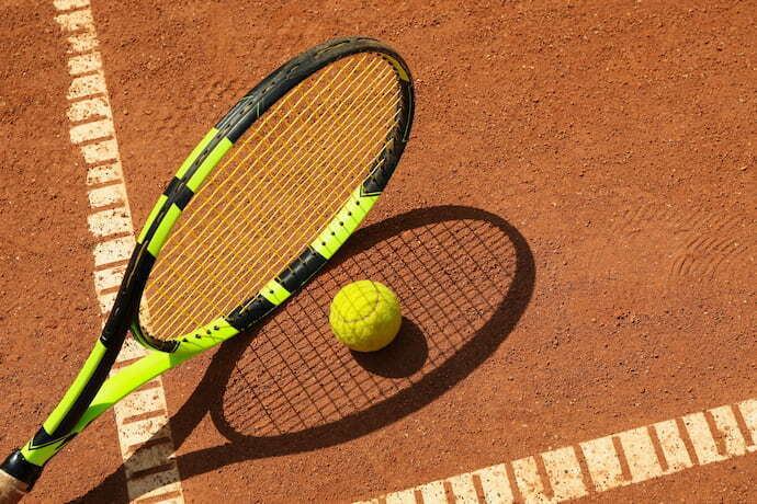Raquete de tênis e bola 
